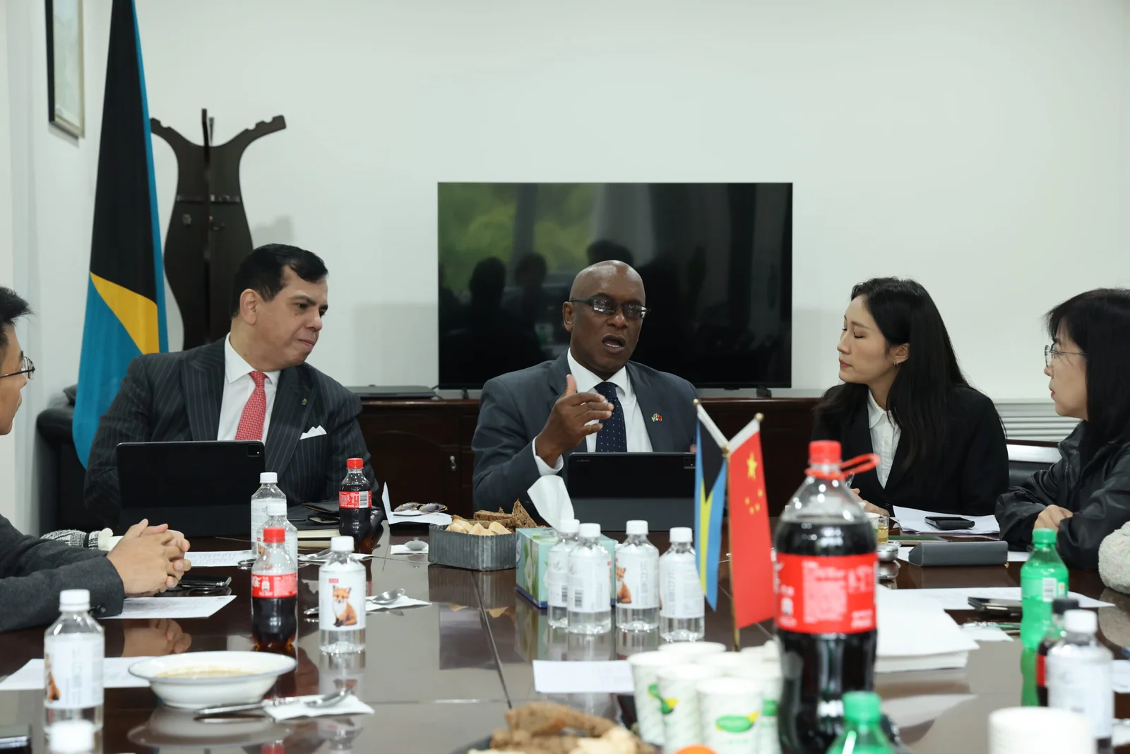 Bahamian and Chinese representatives in a commercial meeting